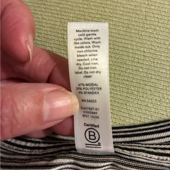 Athleta Stripe Tank XL Black/cream Striped  Activewear Stretch Workout Outdoors - Picture 4 of 6